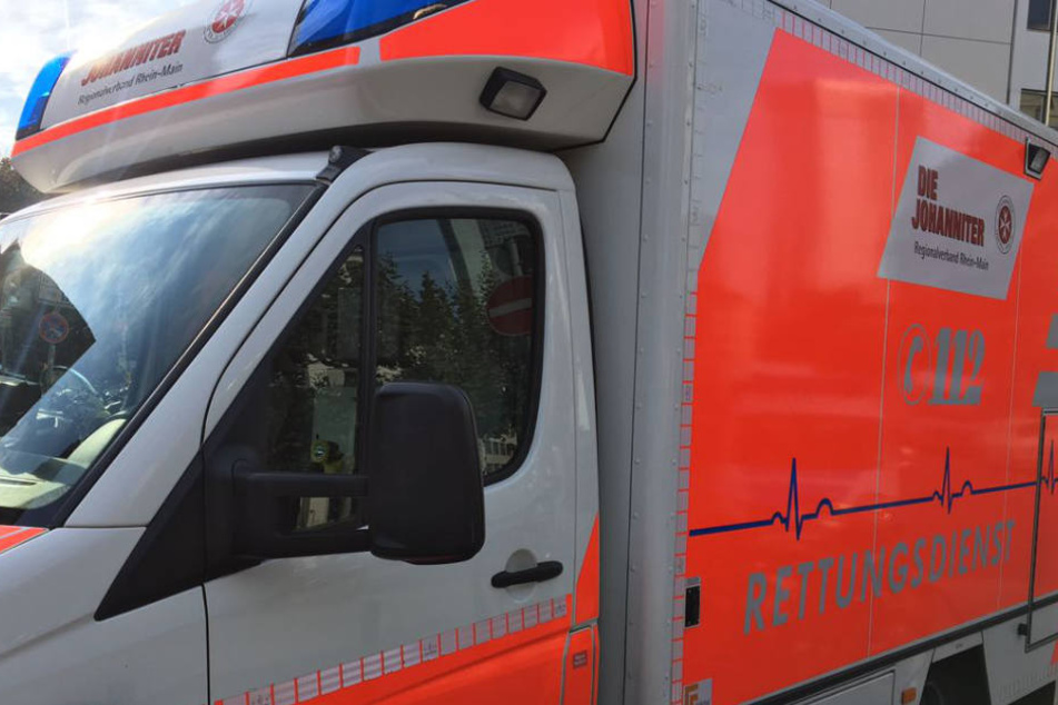 Der 20-Jährige geriet in den Gegenverkehr und prallte in zwei andere Autos.(Symbolbild)