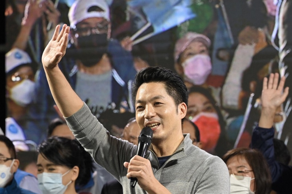 Taiwan's main opposition Kuomintang (KMT) candidate Chiang Wan-an waves after winning the Taipei mayoral election on November 26, 2022.