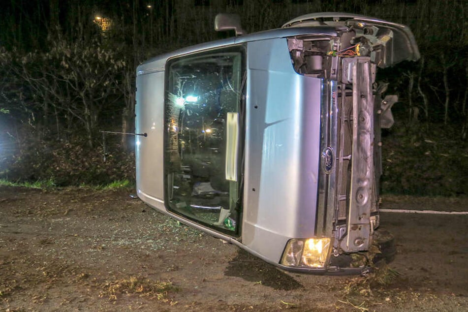 Der Ford war bei dem Unfall umgekippt und auf der Seite liegen geblieben.