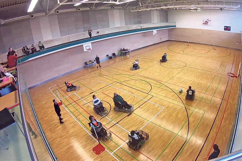 Gespielt wird vier gegen vier: Acacio am Ball beim wöchentlichen Training in der Ballsporthalle.