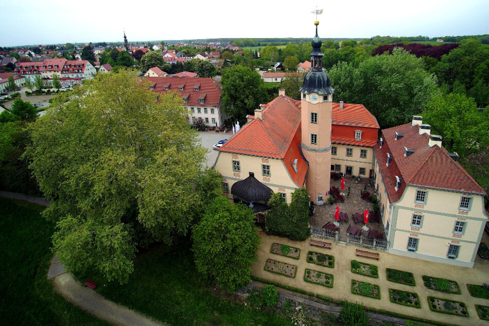 Das Brautpaar hatte im Schloss Machern gefeiert, eine der beliebtesten Hochzeitslocations im Leipziger Umland. Allein in diesem Jahr soll es dort jedoch schon mehrfach zu Einbrüchen gekommen sein.