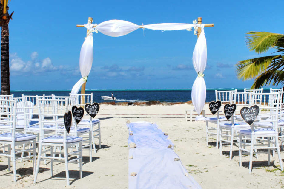 Eine Traumhochzeit am Strand hatte ein Paar aus Rostock geplant. (Symbolbild)