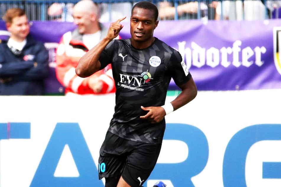 Joy-Lance Mickels jubelt nach seinem Treffer für Nordhausen im DFB-Pokal gegen Aue.
