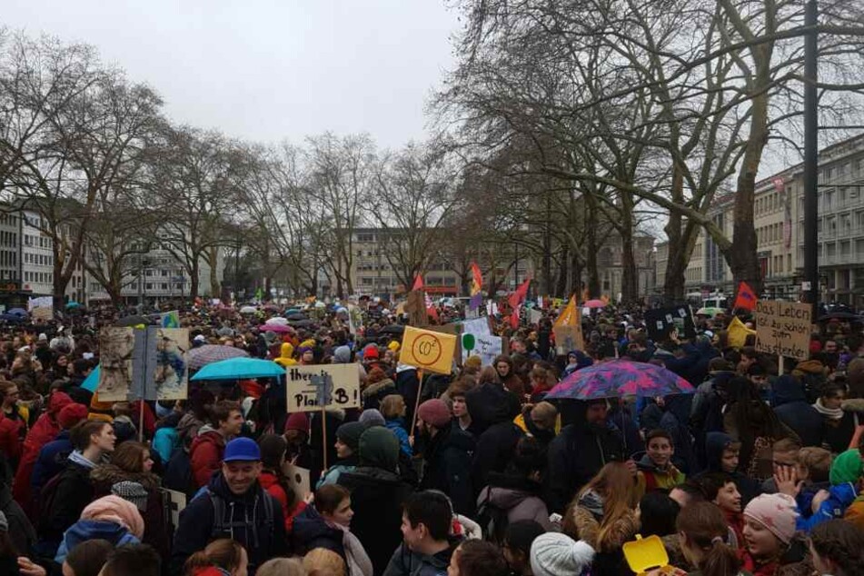 Am Neumarkt sammelten sich am Freitag (15. März) Tausende Demonstranten.