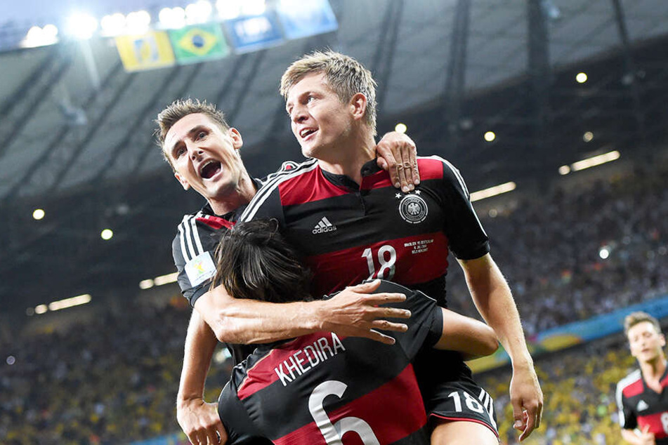 Legendär: Toni Kroos (r.), Miroslav Klose (l.) und Sami Khedira bejubeln das zwischenzeitliche 4:0 beim legendären 7:1-Triumph im WM-Halbfinale 2014 gegen Brasilien.