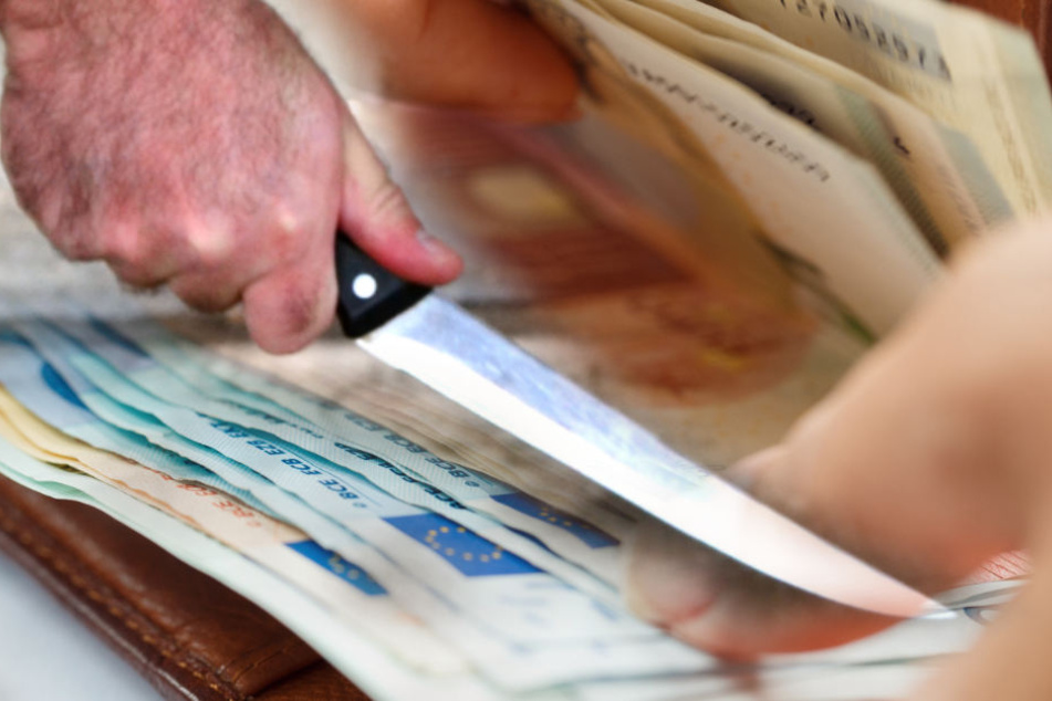 Wegen 170 Euro soll ein heute 29-Jähriger einen Bekannten ermordet haben. (Fotomontage/Symbolbild)