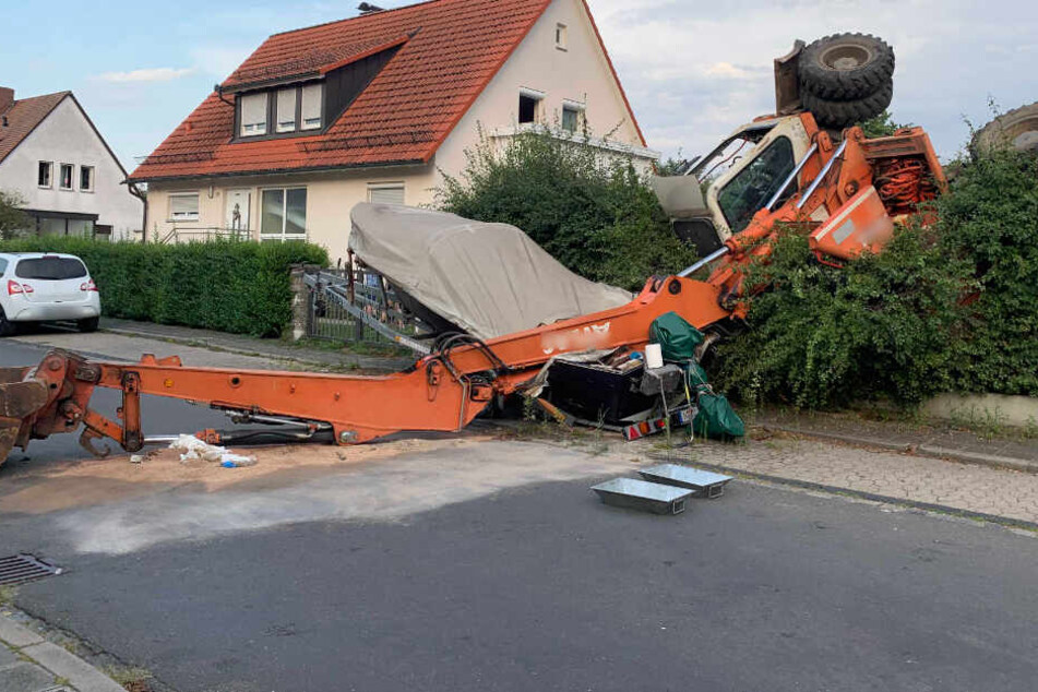 Glücklicherweise kam gerade kein Fußgänger den Gehweg entlang, als der Bagger umstürzte.