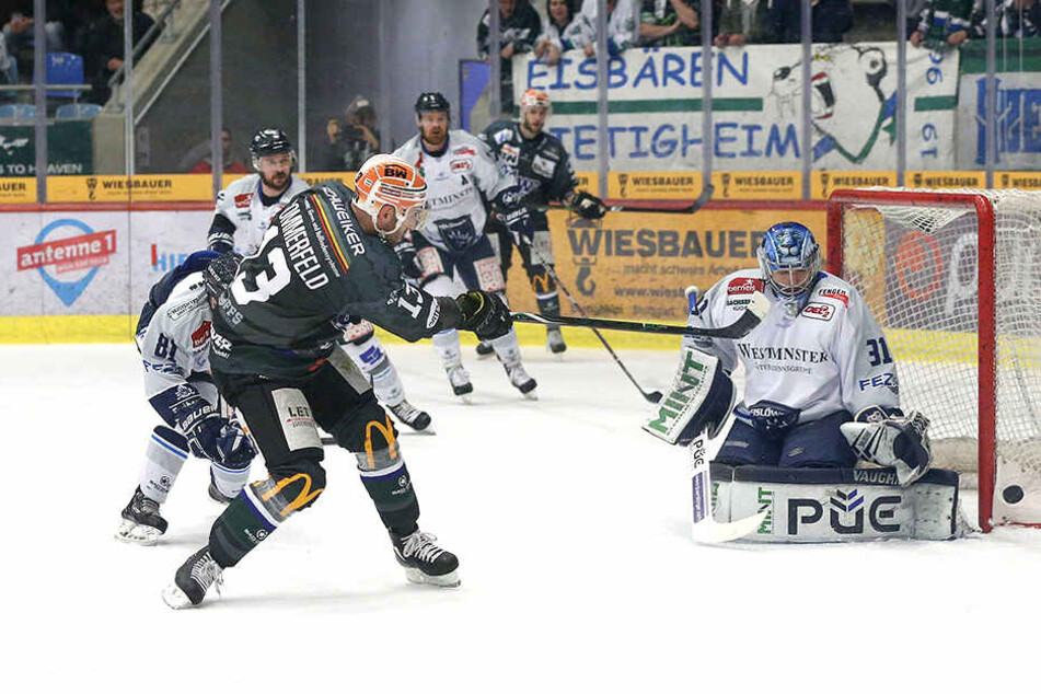 Marcus Sommerfeld (l.) prüfte Marco Eisenhut. In dieser Situation war der Eislöwen-Keeper der Sieger.