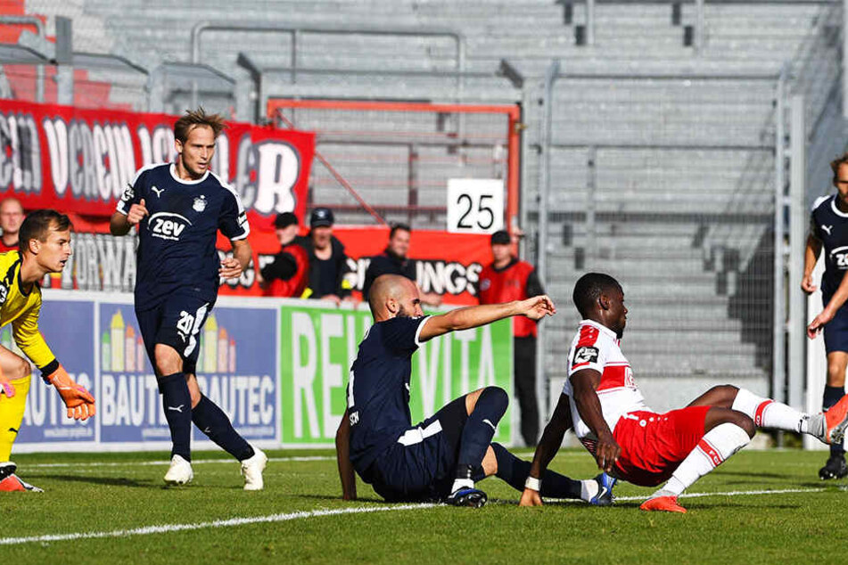 Gleich fällt der Cottbuser Siegtreffer! Streli Mamba (3.v.r.) rappelt sich auf und trifft, FSV-Keeper Matti Kamenz (l.) ist machtlos.