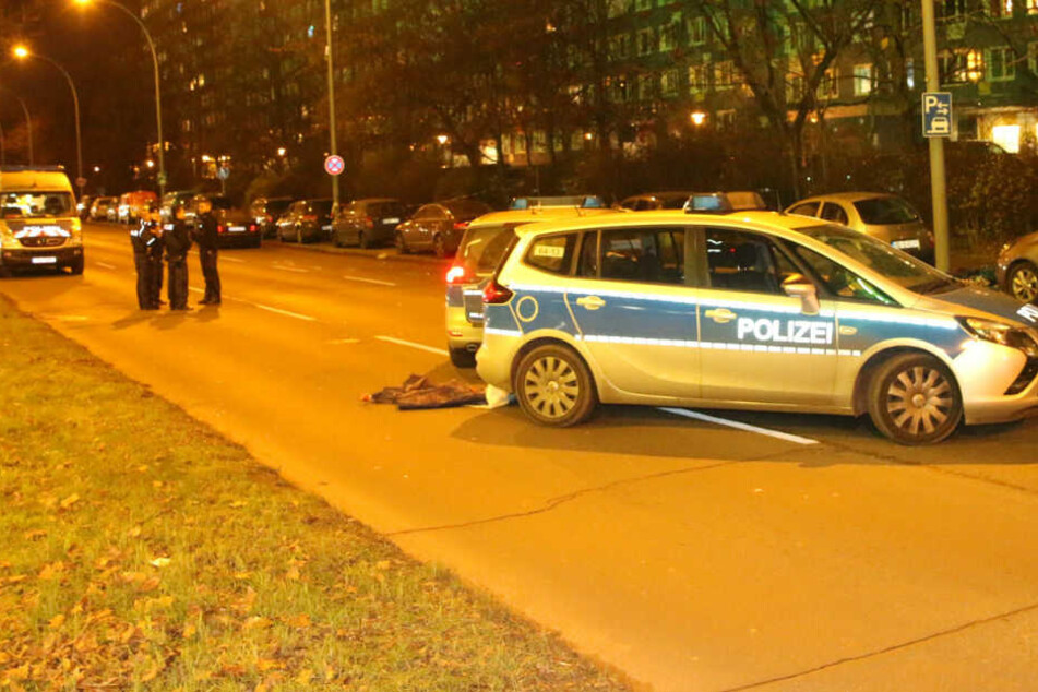 Polizisten sichern die Unfallstelle.
