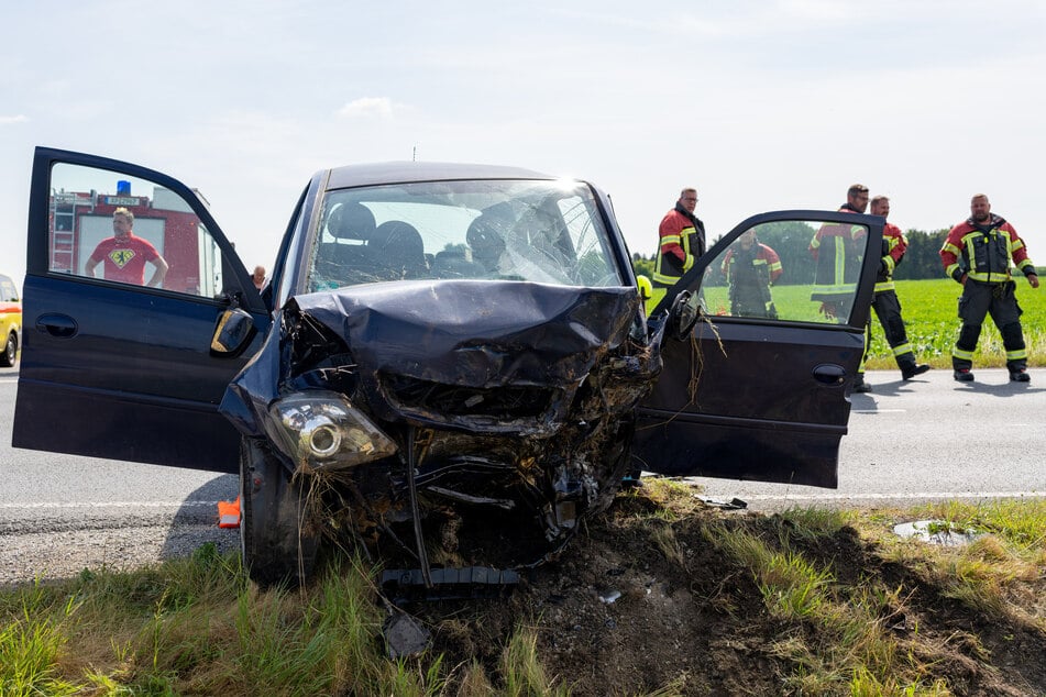 Die Spuren des Unfalls sind am Opel deutlich zu erkennen.