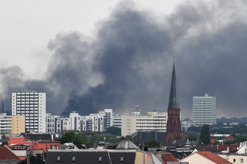 Über die Stadt ziehen mittlerweile gewaltige Rauchschwaden.