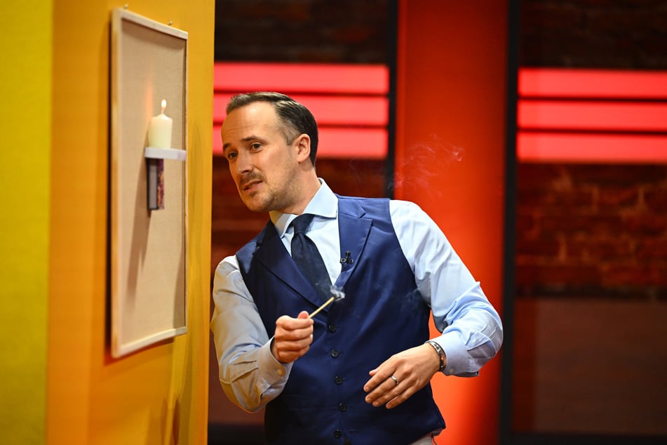 Joe Laschet kontrolliert seine Konstruktion für die Logik-Aufgabe