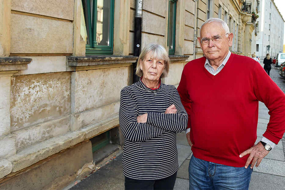Wie viele weitere Anwohner ärgern sich auch der frühere Flottenchef der Dampfschifffahrt Michael Lohnherr (75) und seine Frau Rosemarie (69) über die Geruchsbelästigung.