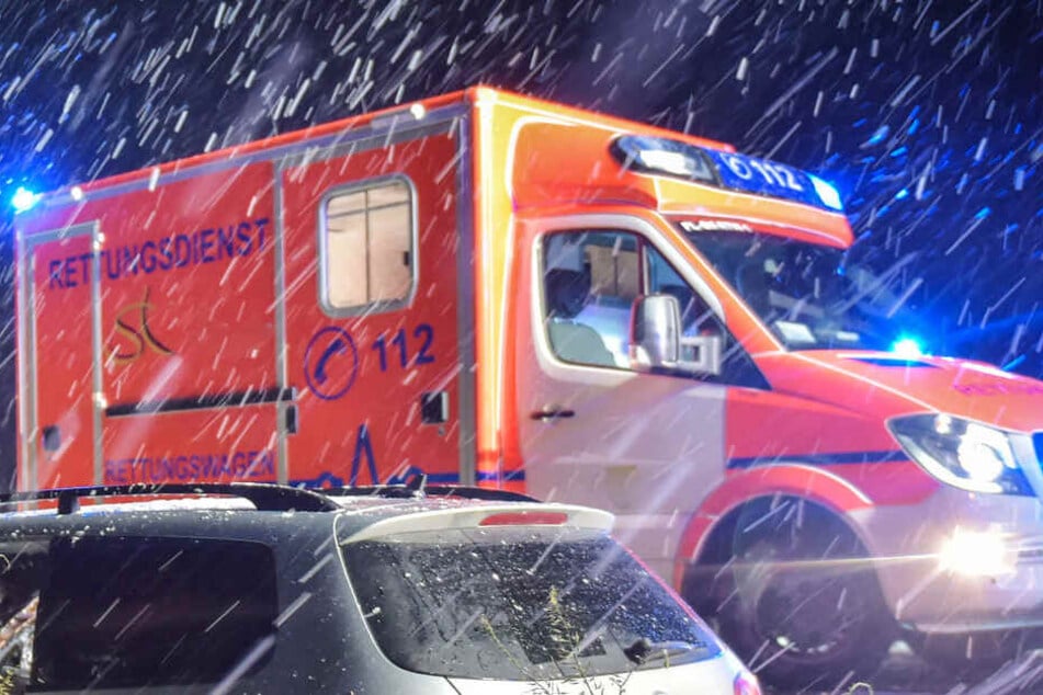 Die Frau blieb beim Unfall unverletzt, wurde aber zur Sicherheit in ein Krankenhaus gebracht. (Symbolbild)