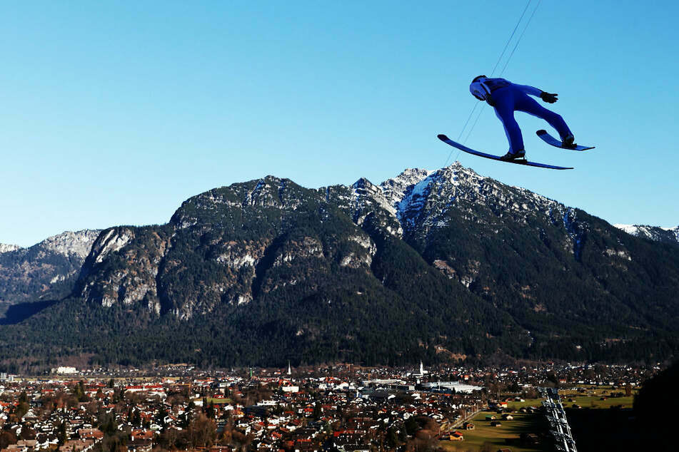 Die Skiflug-WM 2026 findet in Oberstdorf statt. Garmisch-Partenkirchen ist bei der Vergabe der Alpin-WM 2027 leer ausgegangen.