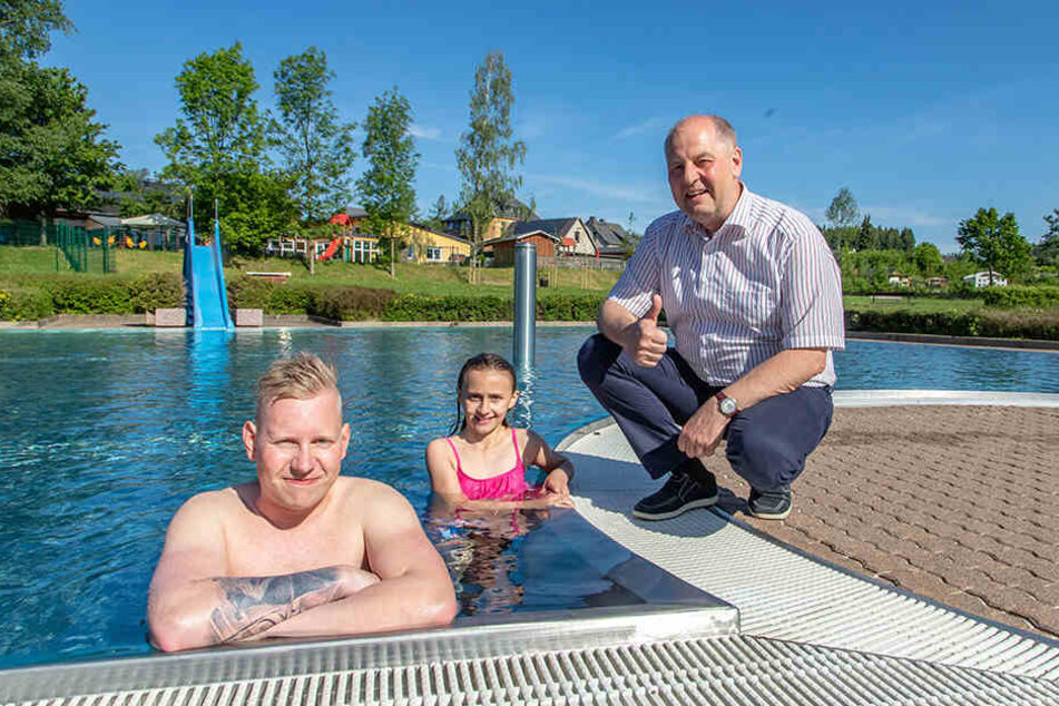 Beigeordneter Andy Kehrer (52) eröffnete am Sonnabend das Freibad Brünlos. In Zwönitz hatte er kein Glück.