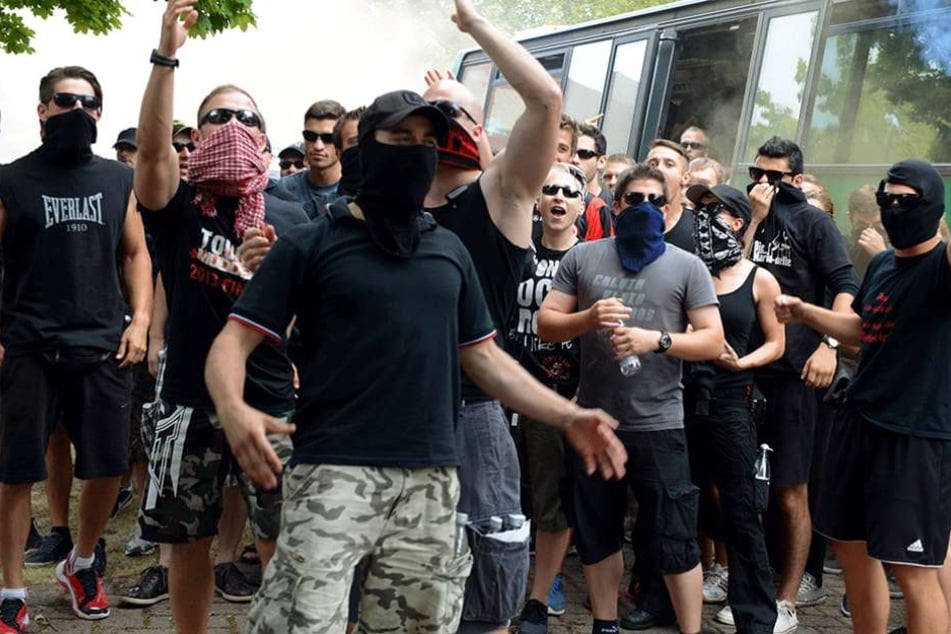 Etwa 40 Vermummte waren plötzlich auf das Spielfeld gerannt. Hatte der "Rote Stern Leipzig" etwas damit zu tun? (Symbolbild).
