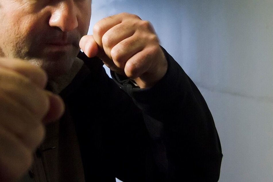 Ein 35-Jähriger schlug zuerst auf eine Frau ein, später wurde er gegenüber Polizisten handgreiflich.