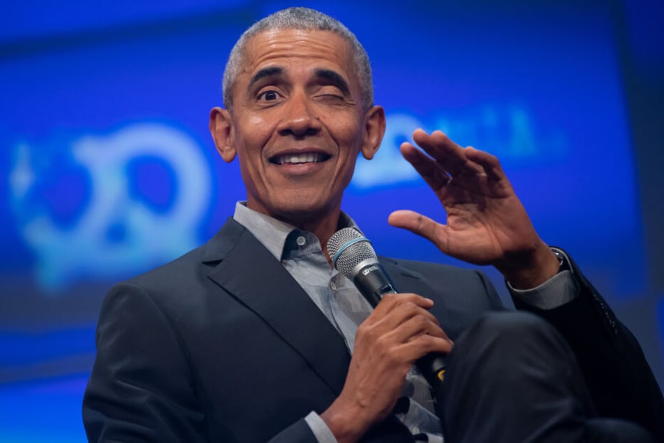 Barack Obama, ehemaliger Präsident der USA, sitzt während seiner Eröffnungsrede auf der Bühne des Unternehmensgründer- und Investorentreffens Bits & Pretzels.