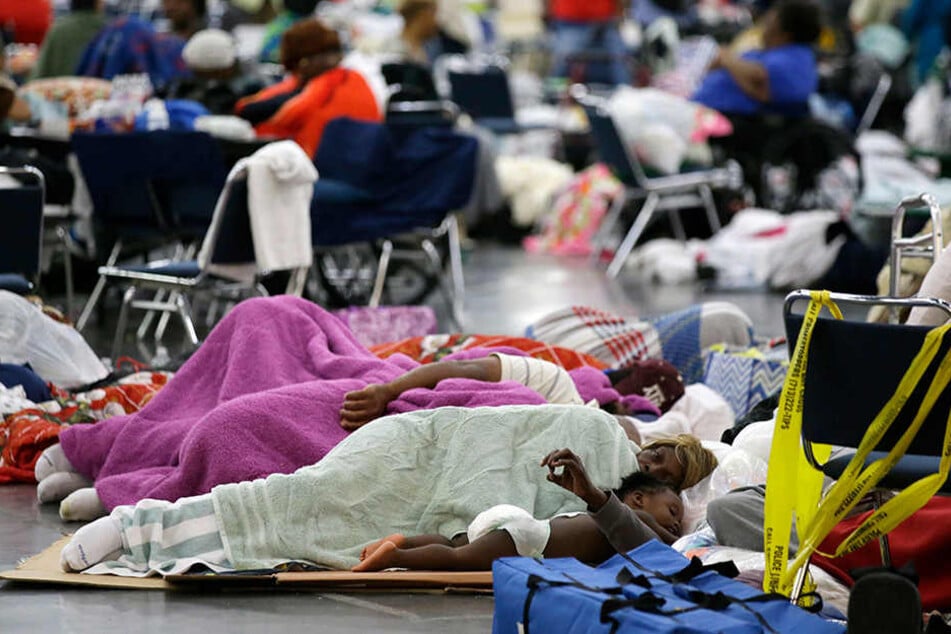 Die Menschen in Texas (USA) schlafen in Notunterkünften, weil sie ihr Zuhause verloren haben.
