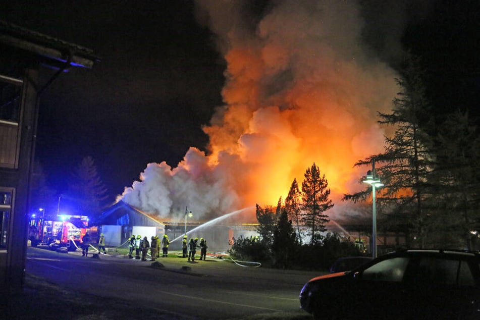 Feuerwehrleute löschen ein Feuer in der Christophorus-Grund- und Mittelschule Buchenhöhe.