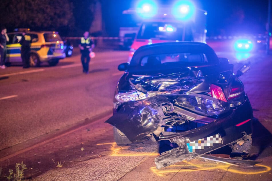 Bei einem mutmaßlichen Straßenrennen durch Hamburg verursachte ein 18-Jähriger in der Nacht zu Samstag einen schweren Unfall. Er selbst wurde dabei verletzt.