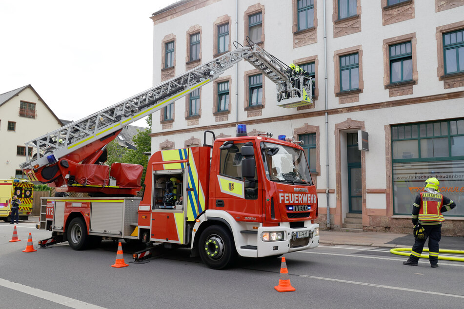 In der Frankenberger Straße in Chemnitz brannte es am Freitagnachmittag in einem Mehrfamilienhaus.