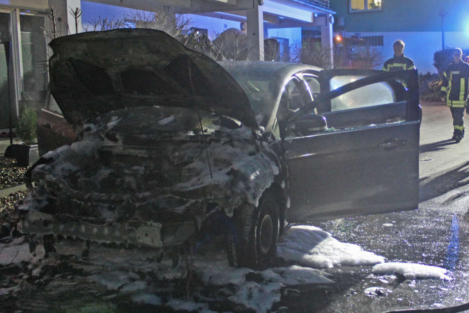 Der Ford Focus wurde durch das Feuer stark zerstört.