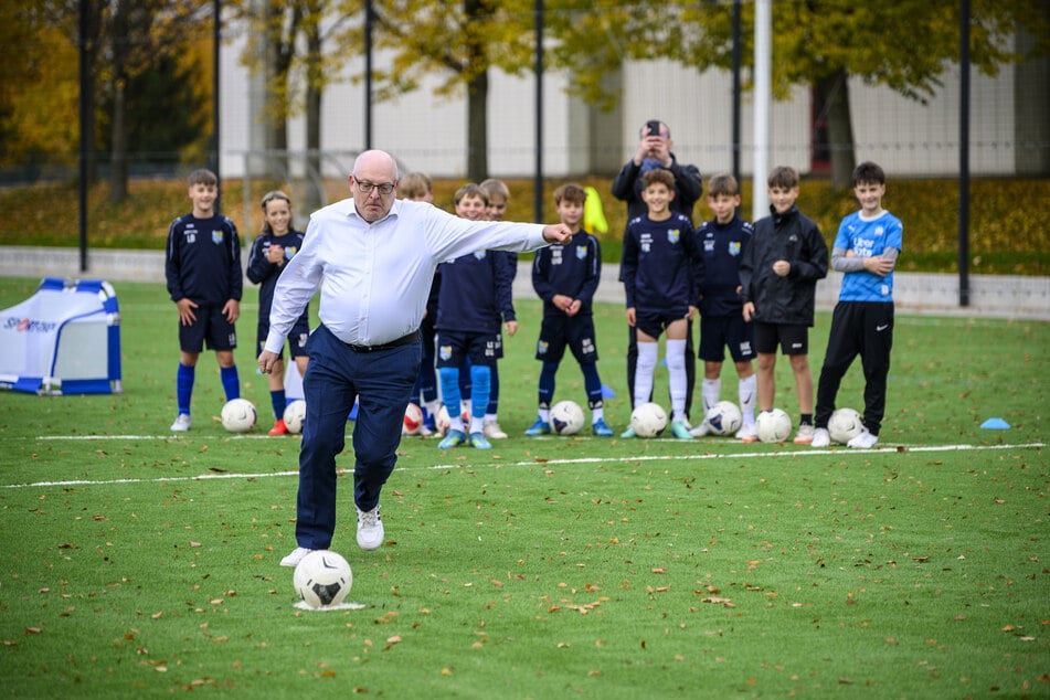 Oberbürgermeister Sven Schulze (54, SPD) beim Schuss vom Elfmeterpunkt um symbolisch den Platz frei zugeben.
