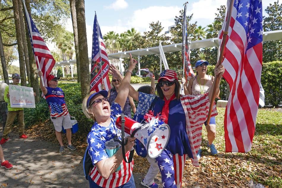 Bereits Stunden vor Trumps Rede machten seine Anhänger vor Ort in Orlando (Florida) Stimmung.