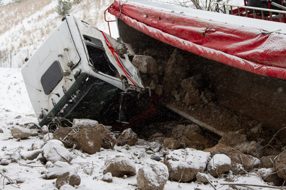 Der Fahrer dieses Lkw hatte einfach nur riesiges Glück! Der Unfall hätte aufgrund der schweren Ladung mit Steinbrocken noch dramatischer enden können.