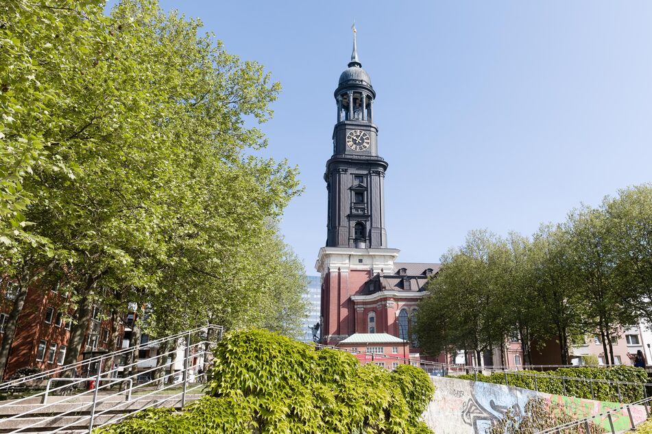 Die Michaelis Kirche, umgangssprachlich "Der Michel", ist eine der fünf evangelisch-lutherischen Hauptkirchen Hamburgs.