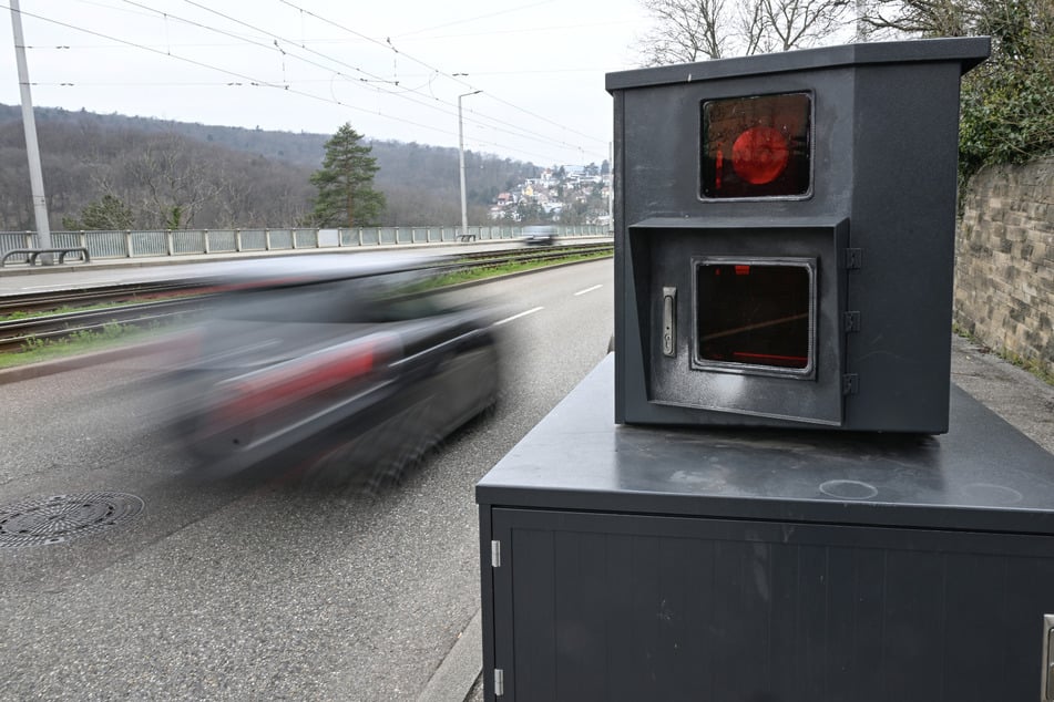 Von Geschwindigkeitskontrollen ließ sich die junge Fahrerin nicht aufhalten. (Symbolbild)