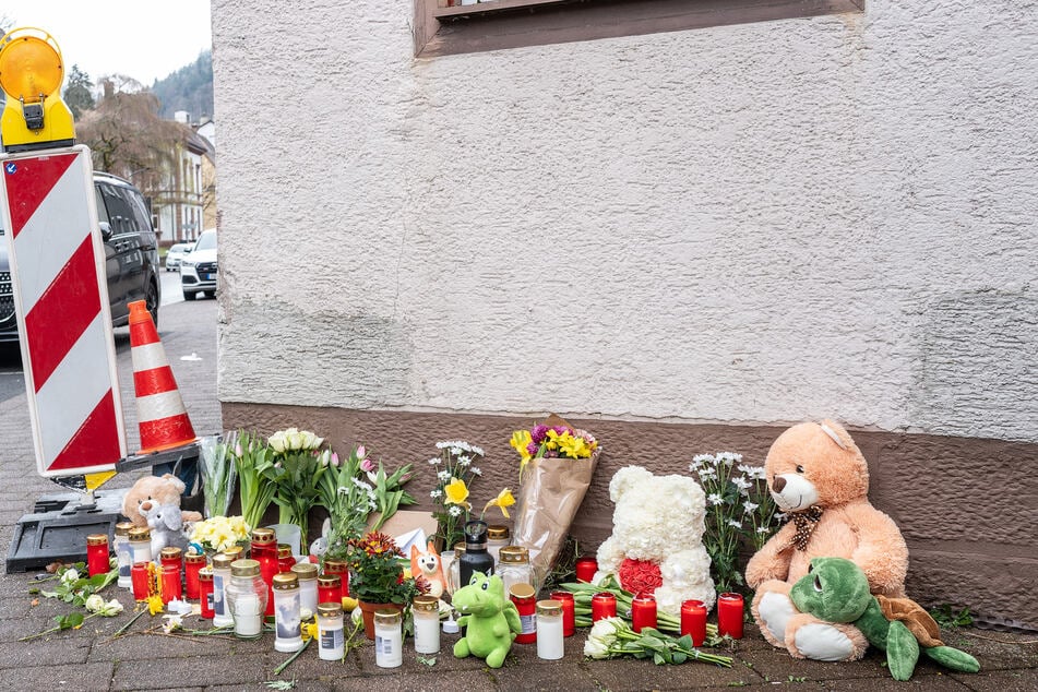 Zahlreiche Menschen nahmen mit Blumen und Kerzen Anteilnahme an den Verstorbenen.