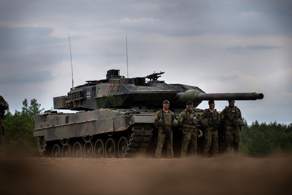 Soldaten stehen vor einem Leopard-2-Panzer der Bundeswehr. Die Ukraine fordert solche Kampfpanzer für den Krieg gegen Russland.