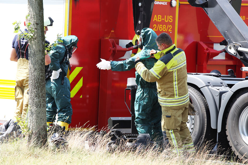 Nur mit spezieller Schutzkleidung können die Kameraden der Feuerwehr an den Sattelzug-Auflieger.