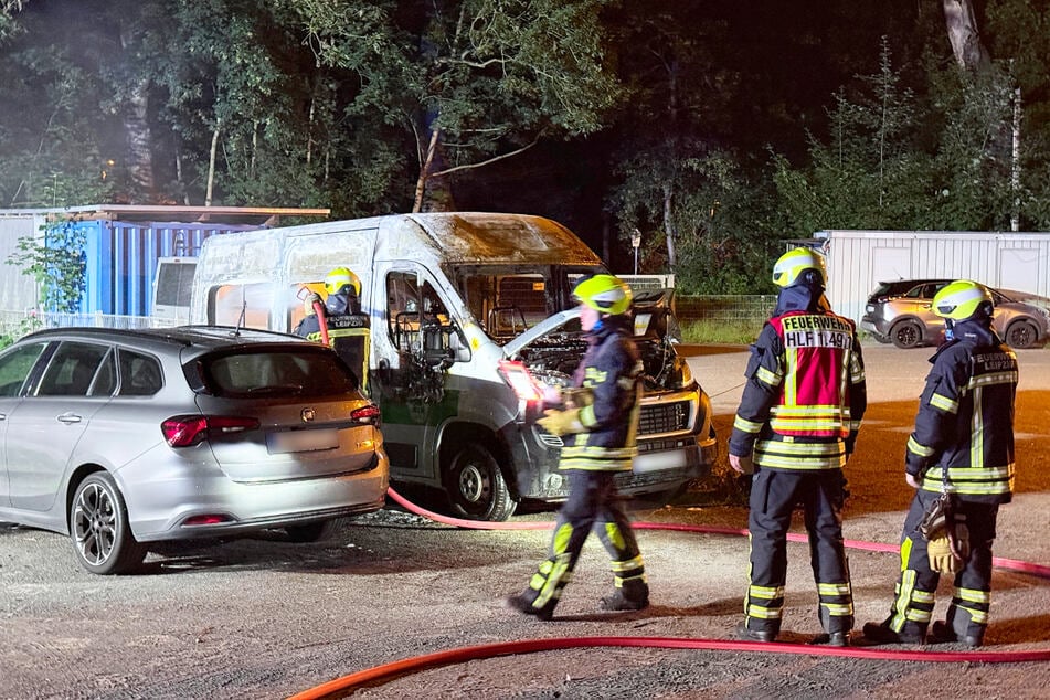 Die Feuerwehr löschte das Feuer.