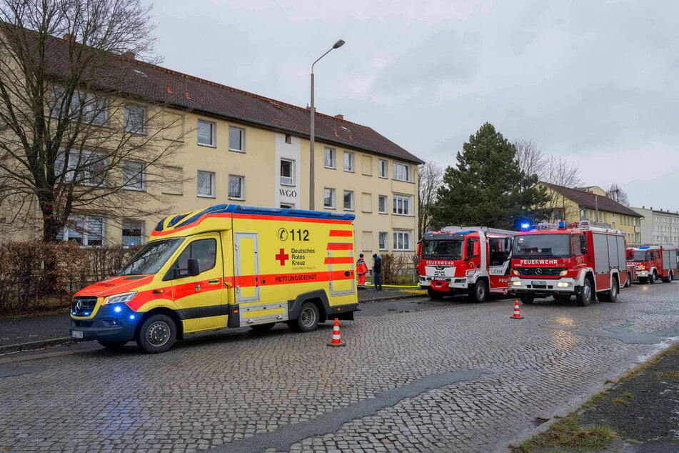 Einsatzkräfte am Einsatzort in der Zittauer Südstraße.