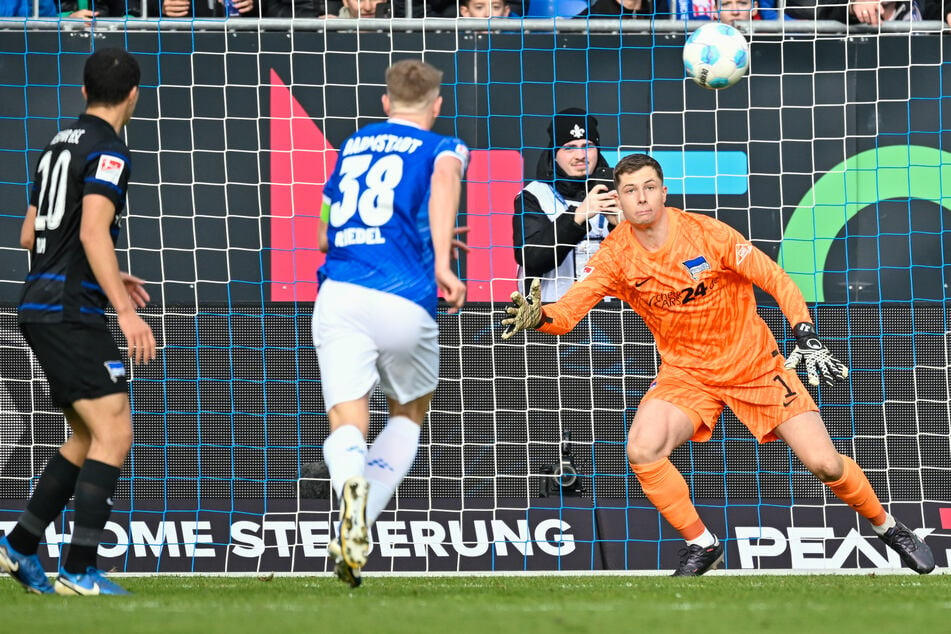 Für Hertha-Keeper Tjark Ernst (21) ist nichts mehr zu machen.