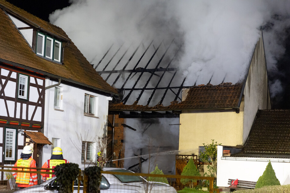 Flammeninferno in Scheune: Angrenzende Häuser betroffen, Feuerwehr stundenlang im Einsatz