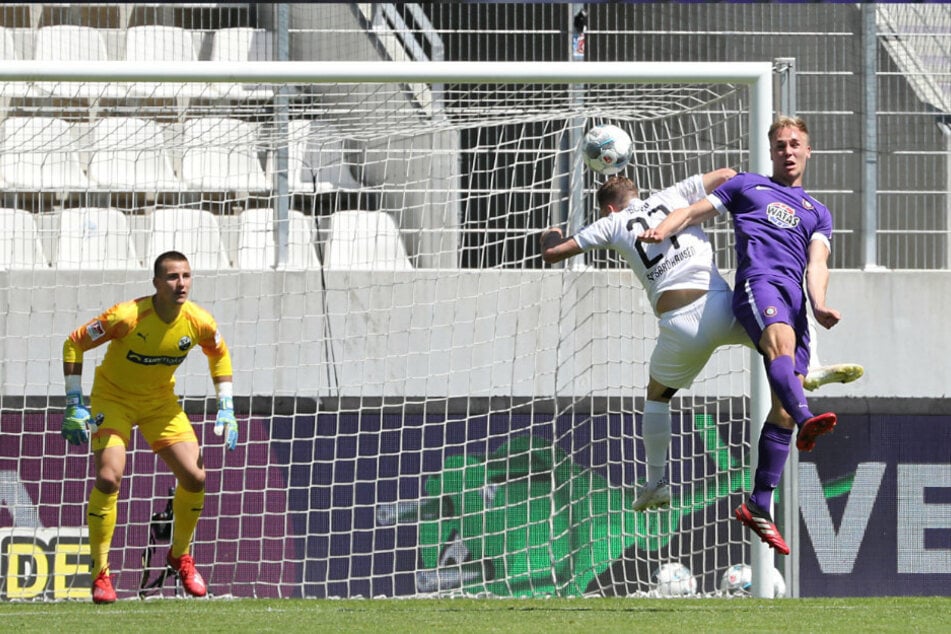 Florian Krüger köpft zum 2:0 für Aue ein.