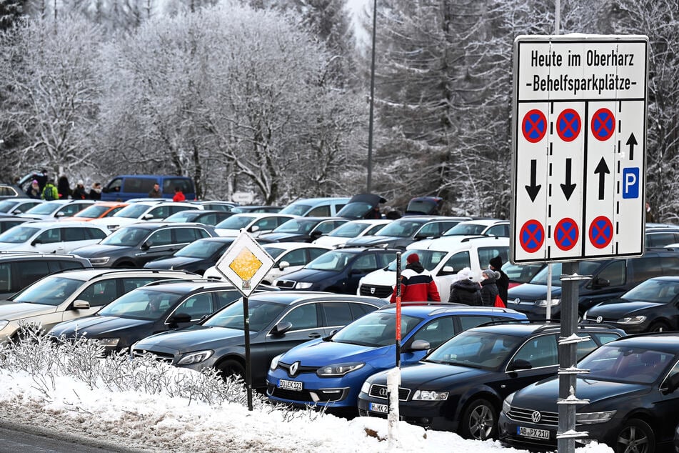 Autos parken auf einem Großraumparkplatz im Harz.