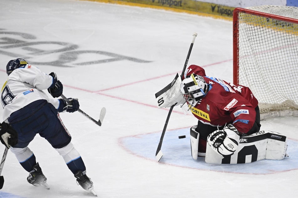 Jakub Rychlovsky (25, l.) erzielte in der Saison 2023/24 für Liberec 31 Tore in 60 Partien und war der Torschütze der Liga.
