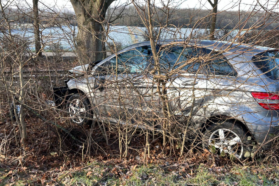 Der Mercedes des 86-Jährigen war am Dienstag frontal gegen einen Baum geprallt.