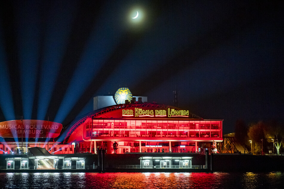Das Musicaltheater "Der König der Löwen" wurde rot beleuchtet.