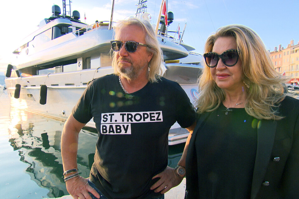 Multimillionär Robert Geiss (58) und seine Ehefrau Carmen Geiss (56) im Yacht-Hafen von Saint-Tropez.