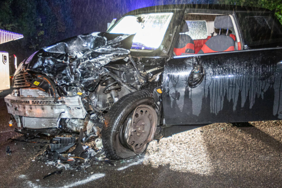 Das Auto wurde bei dem Frontalzusammenstoß heftig eingedrückt.