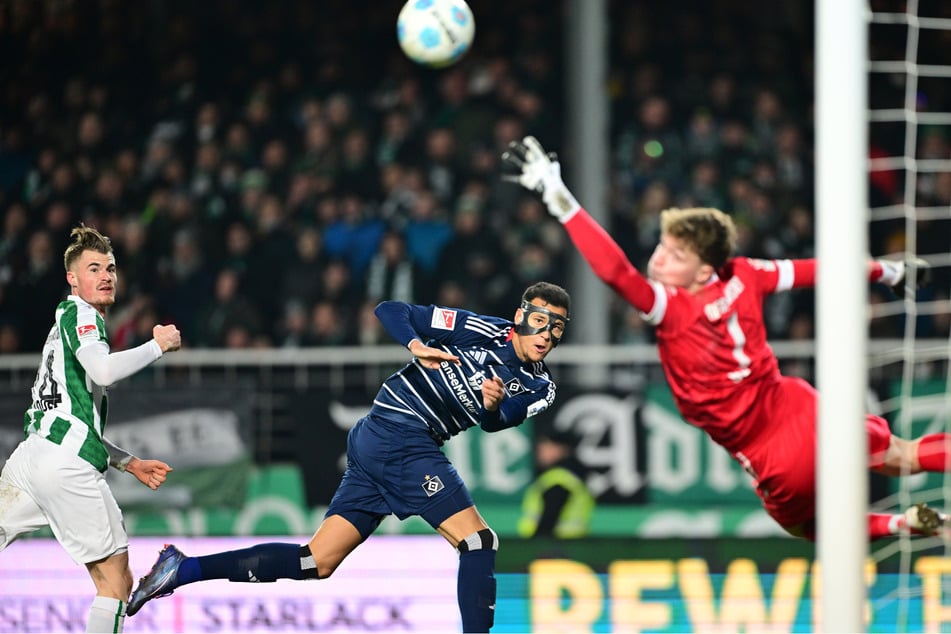 Da kann sich Preußen-Keeper Johannes Schenk (r.) strecken, wie er will. An den Kopfball von HSV-Maskenmann Davie Selke (M.) kommt er nicht ran.