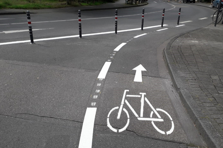 Für Radfahrer bleibt die Abbiegespur frei.
